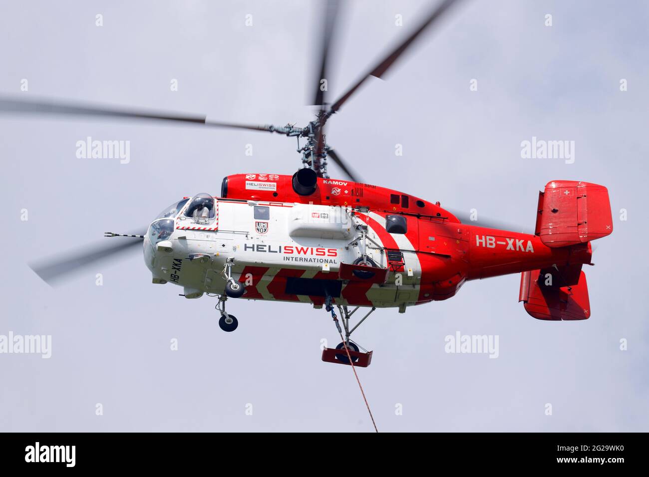 Austausch einer neuen Antenne am Arqiva Tower in Emley Moor durch einen Kamov KA-32 Hubschrauber am 7. Juni 2021 im Rahmen eines Upgrade-Programms. Stockfoto