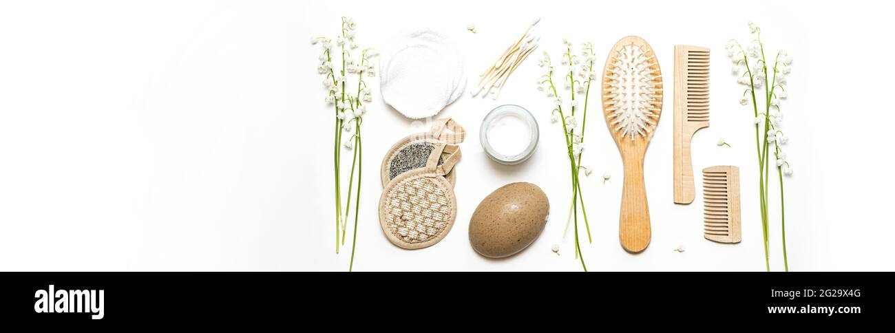 Umweltfreundliche Kosmetikprodukte. Glas aus Bio-Creme, wiederverwendbare Wattepads, Holzkämme und Bambusohrstäbchen. Nachhaltiger Lebensstil. Keine Verschwendung Stockfoto