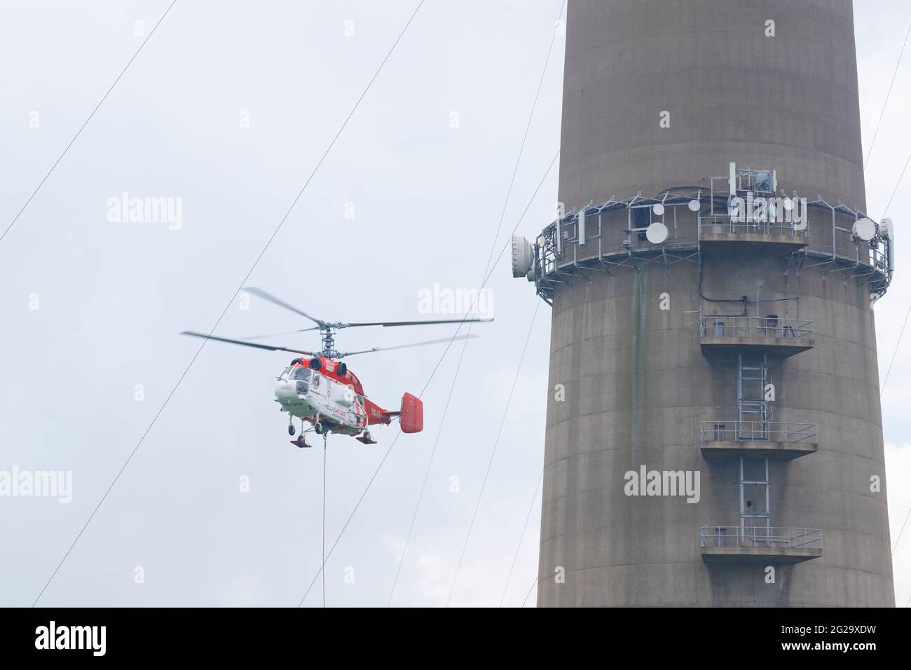 Austausch einer neuen Antenne am Arqiva Tower in Emley Moor durch einen Kamov KA-32 Hubschrauber am 7. Juni 2021 im Rahmen eines Upgrade-Programms. Stockfoto