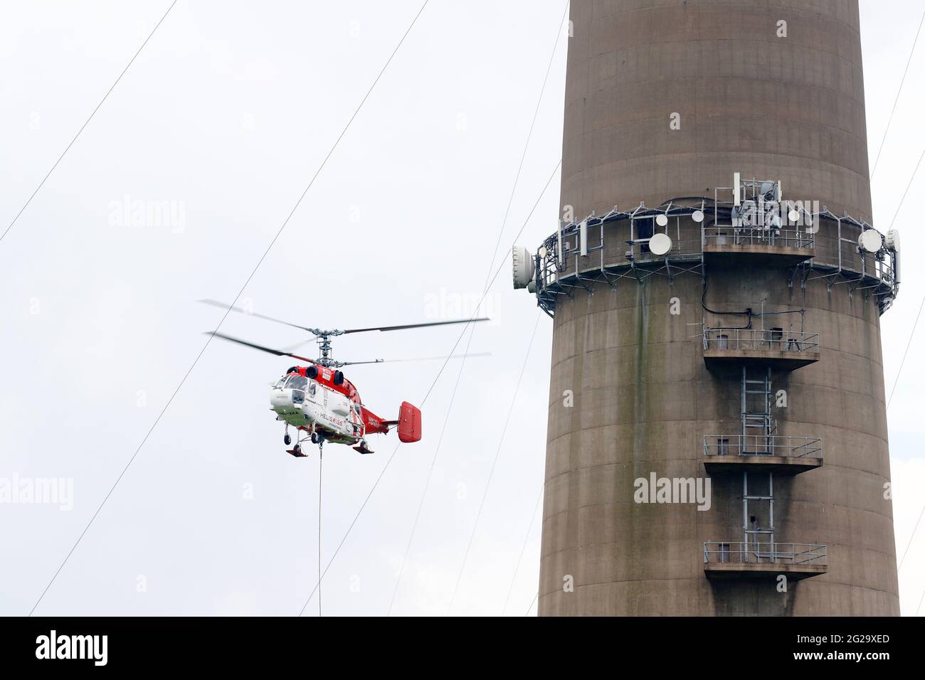 Austausch einer neuen Antenne am Arqiva Tower in Emley Moor durch einen Kamov KA-32 Hubschrauber am 7. Juni 2021 im Rahmen eines Upgrade-Programms. Stockfoto