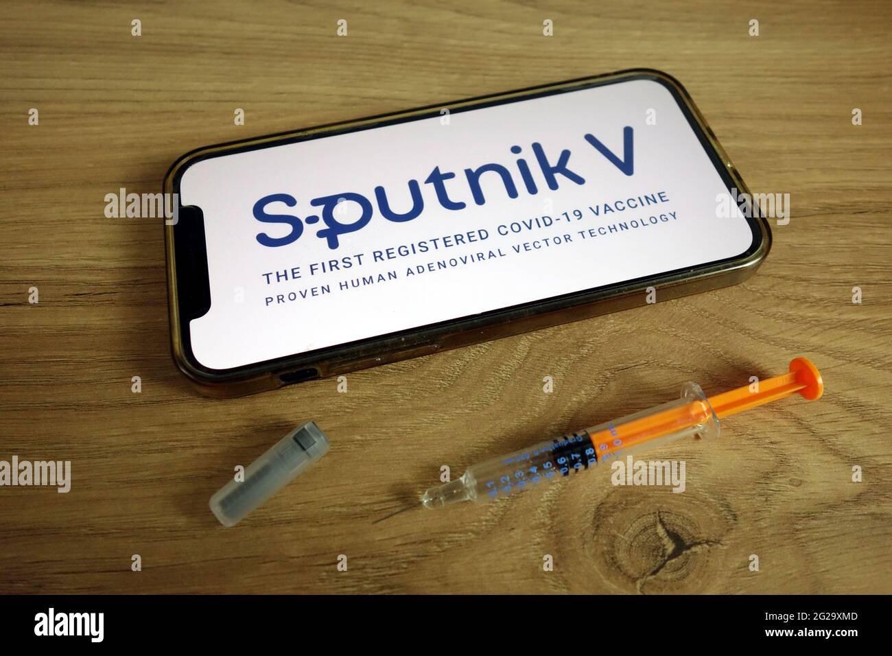 KONSKIE, POLEN - 9. Juni 2021: Sputnik V covid-19-Impfstofflogo mit Spritze auf dem Mobiltelefon Stockfoto