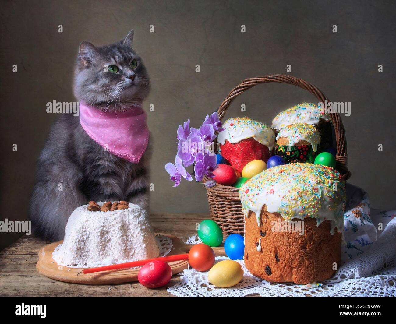 Osterstillleben mit Blumen und hübschem Kitty Stockfoto