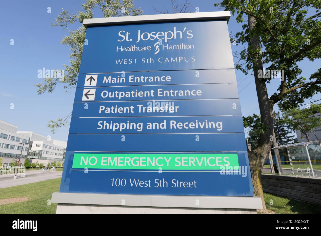 Ein Schild zeigt die Wegbeschreibung zu verschiedenen Orten im St. Joseph's Hospital. Stockfoto