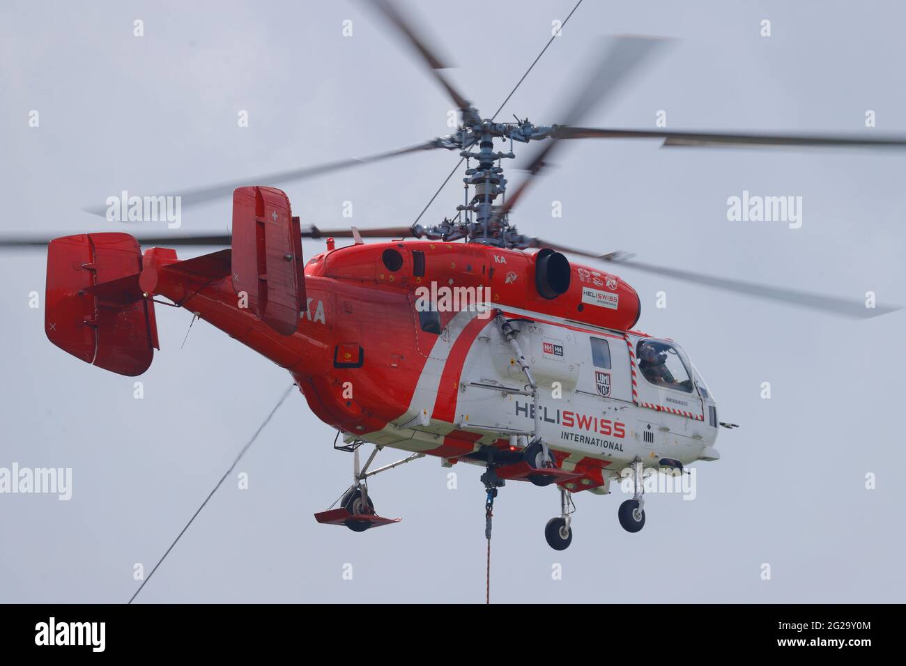 Austausch einer neuen Antenne am Arqiva Tower in Emley Moor durch einen Kamov KA-32 Hubschrauber am 7. Juni 2021 im Rahmen eines Upgrade-Programms. Stockfoto