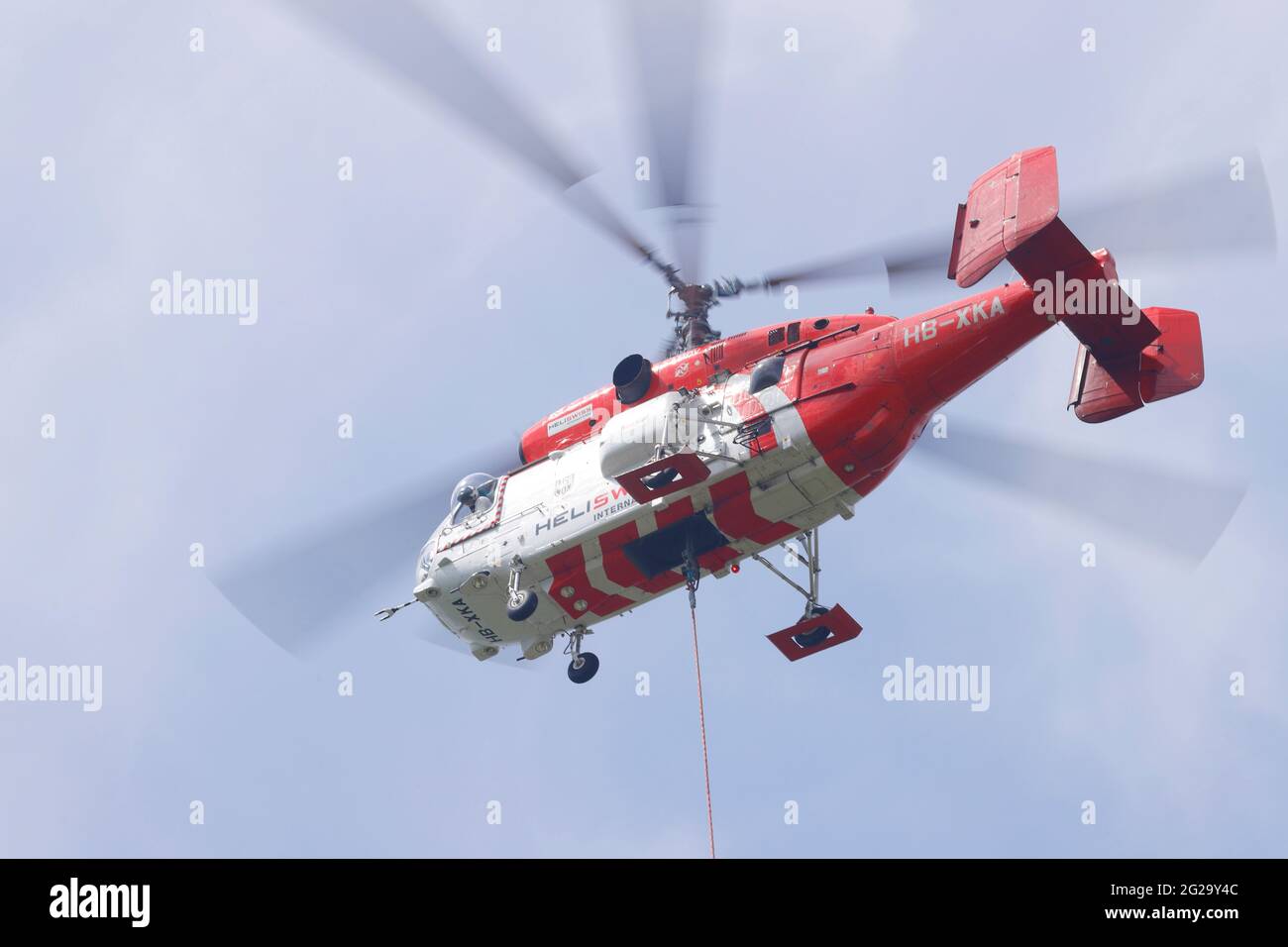 Austausch einer neuen Antenne am Arqiva Tower in Emley Moor durch einen Kamov KA-32 Hubschrauber am 7. Juni 2021 im Rahmen eines Upgrade-Programms. Stockfoto