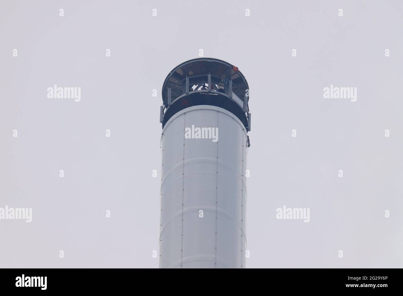 Austausch einer neuen Antenne am Arqiva Tower in Emley Moor durch einen Kamov KA-32 Hubschrauber am 7. Juni 2021 im Rahmen eines Upgrade-Programms. Stockfoto