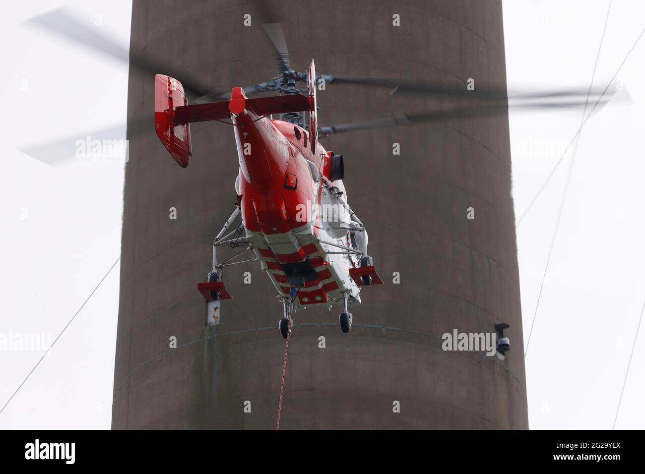 Austausch einer neuen Antenne am Arqiva Tower in Emley Moor durch einen Kamov KA-32 Hubschrauber am 7. Juni 2021 im Rahmen eines Upgrade-Programms. Stockfoto