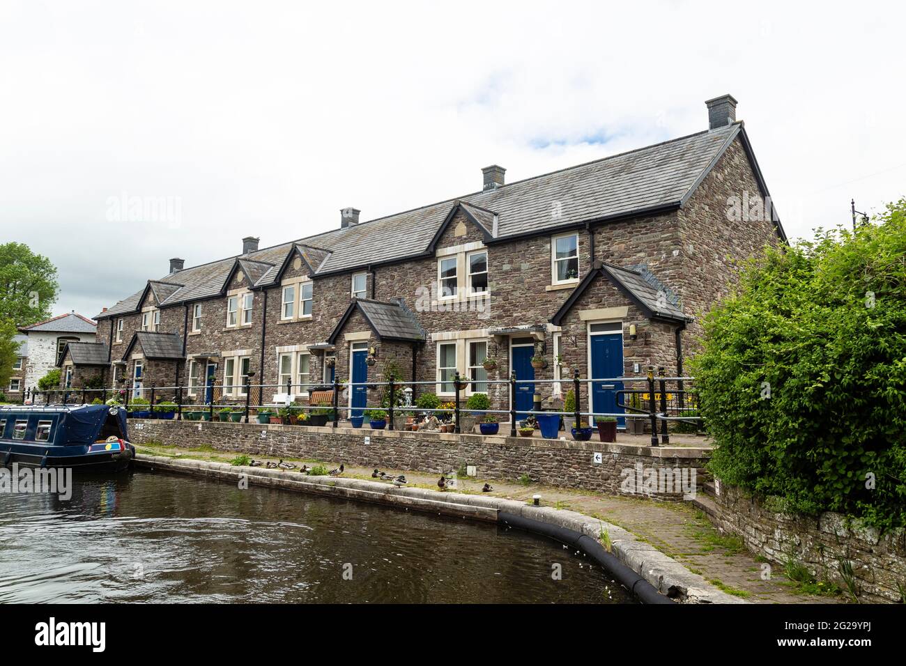 Hütten auf der Kanalseite entlang des Monmouthshire und des Brecon Canal, in der Nähe von Brecon, Powys, Wales, Großbritannien, Stockfoto