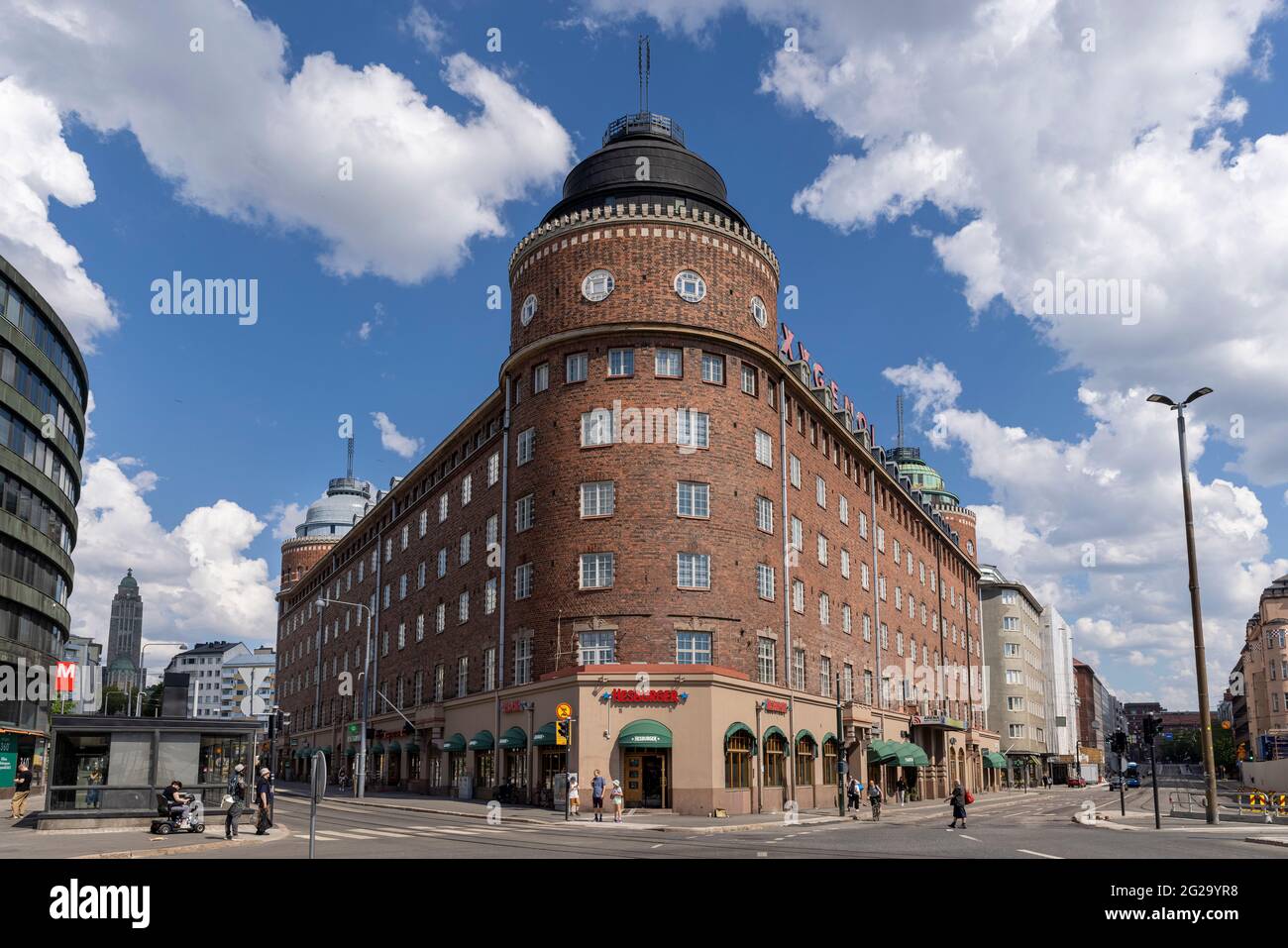 Historische Gebäude in der Innenstadt von Helsinki während des Sommertages Stockfoto