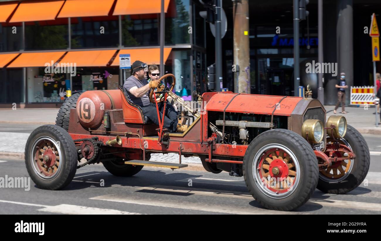 Oldtimer-Rundfahrt im Siltasaari-Viertel in Helsinki durch das amerikanische La France Stockfoto