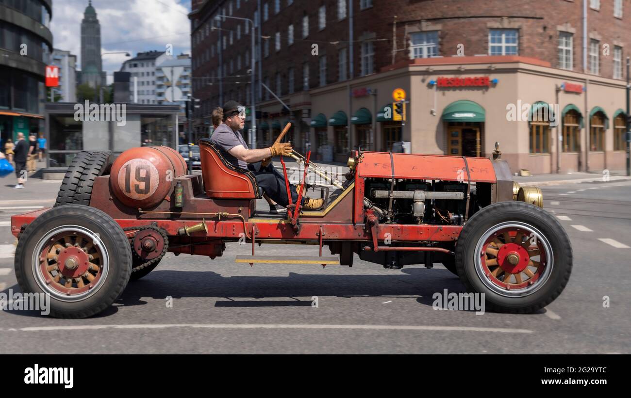Oldtimer-Rundfahrt im Siltasaari-Viertel in Helsinki durch das amerikanische La France Stockfoto