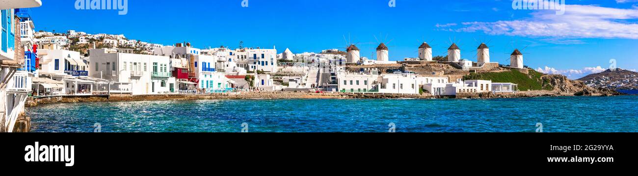 Griechenland Reisen. Luxusinsel Mykonos. Panorama von 'Little Venice', Blick auf die Windmühlen. Griechische Sommerferien, Kykladen Stockfoto