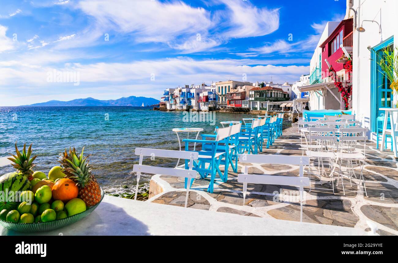 Griechenland Reisen, Kykladen. Luxus Mykonos Insel. 'Little Venice' beliebter Ort in der Innenstadt mit Bars und Restaurants am Meer Stockfoto
