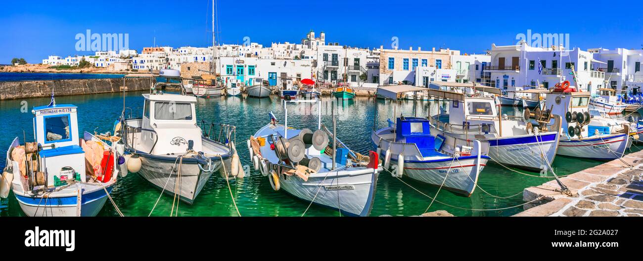 Griechenland Reisen. Kykladen, Insel Paros. Charmantes Fischerdorf Naousa. Blick auf den alten Hafen mit Booten und Straßentavernen am Meer. Mai 2021 Stockfoto