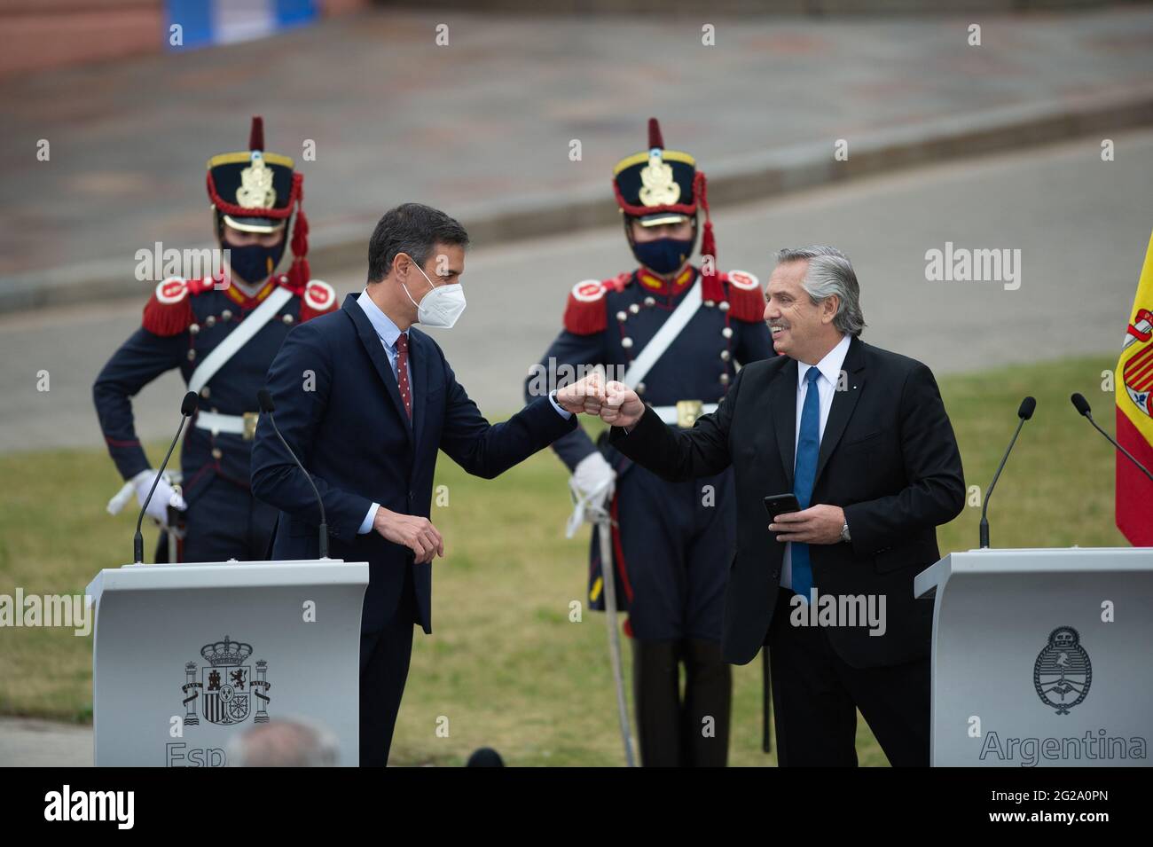 Buenos Aires, Argentinien. Juni 2021. Der argentinische Präsident Alberto Fernandez (R) empfing den spanischen Premierminister Pedro Sanchez (L) im argentinischen Regierungshaus. Nach einem ausführlichen Treffen hielten sie eine Pressekonferenz vor der Casa Rosada ab. (Foto: Manuel Cortina/SOPA Images/Sipa USA) Quelle: SIPA USA/Alamy Live News Stockfoto