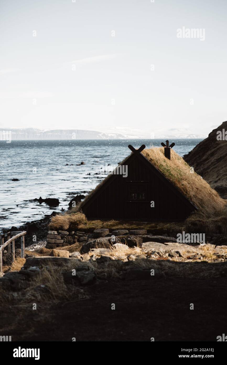 Helle Sonne über Berg und Hütte Stockfoto