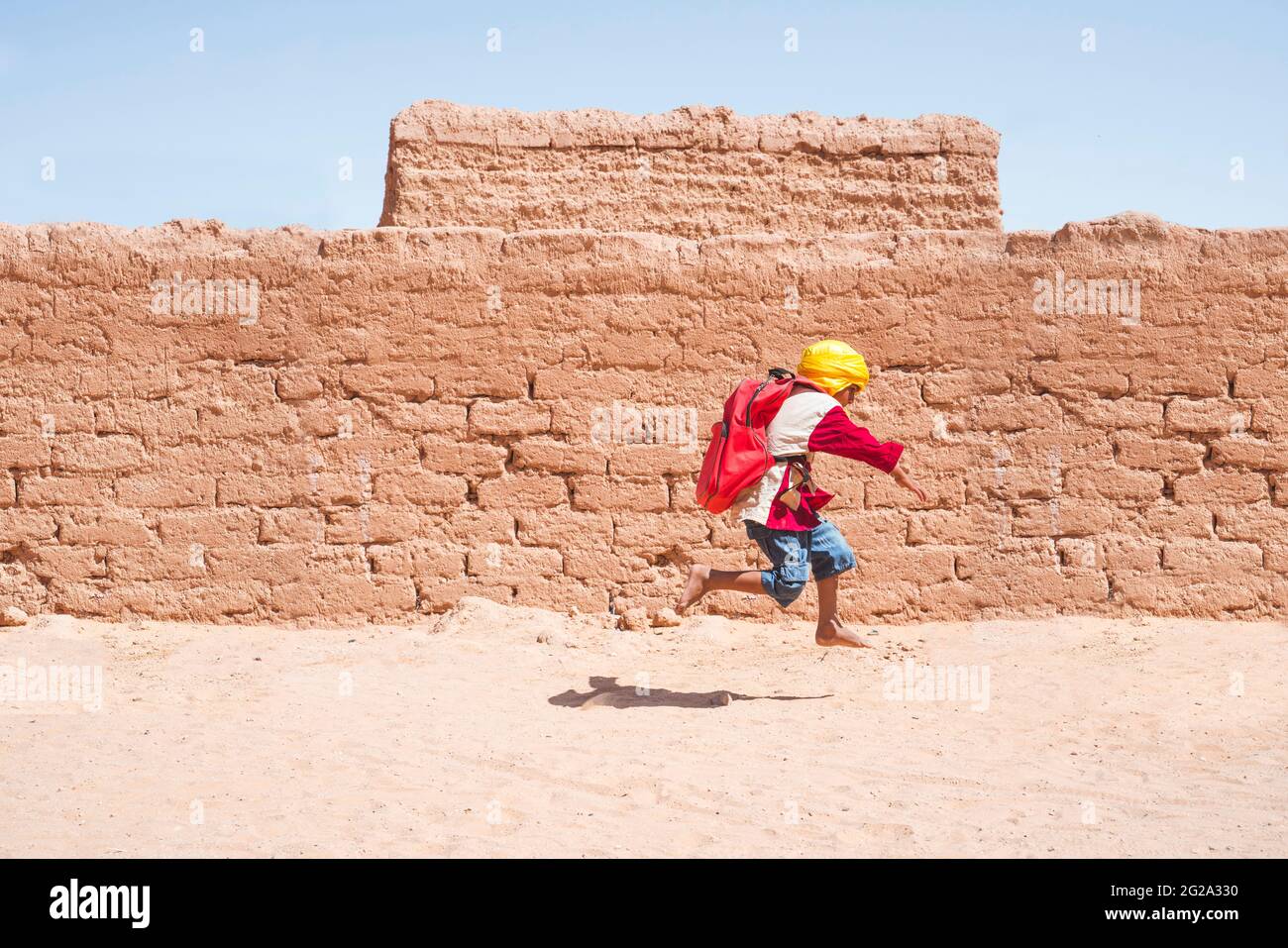 Barfuß junge schule -Fotos und -Bildmaterial in hoher Auflösung – Alamy