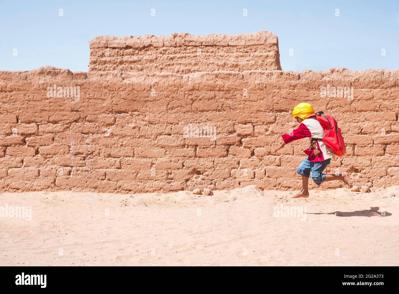 Barfuß junge schule -Fotos und -Bildmaterial in hoher Auflösung – Alamy