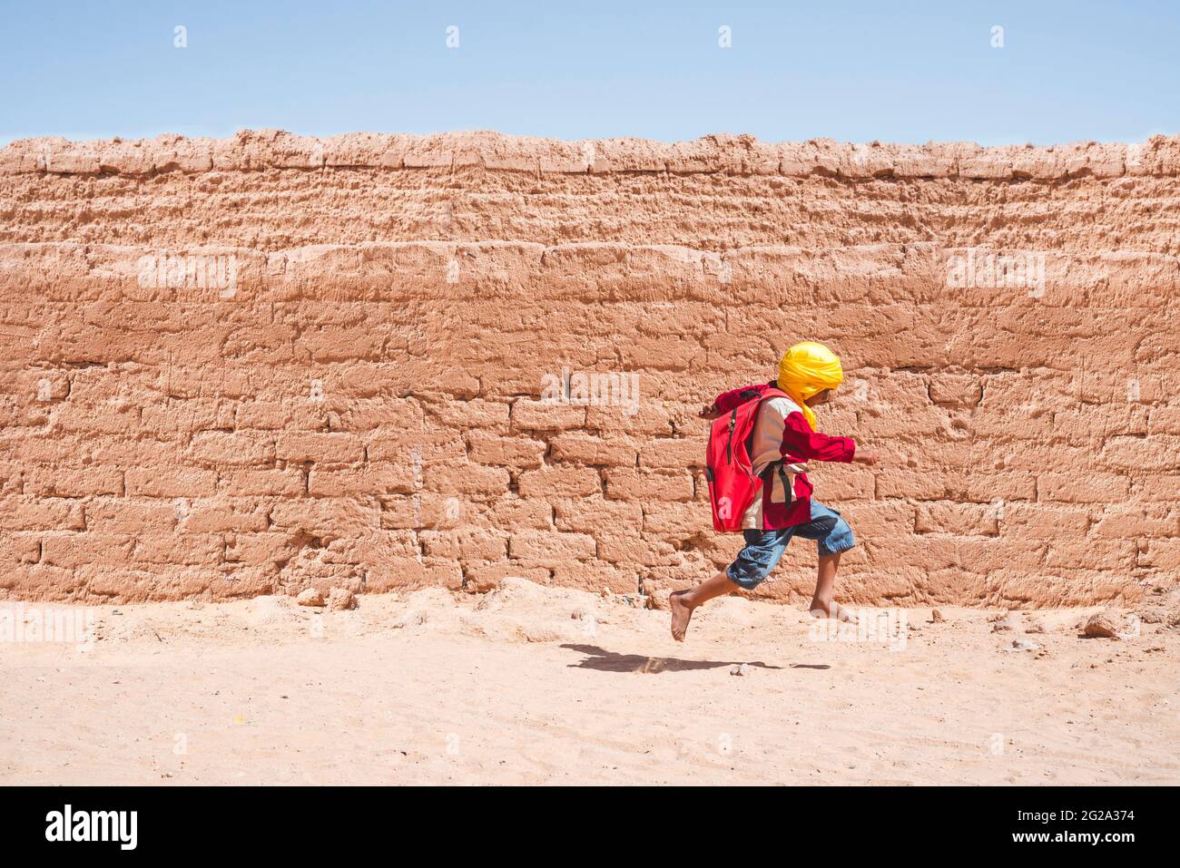Barfuß junge schule -Fotos und -Bildmaterial in hoher Auflösung – Alamy