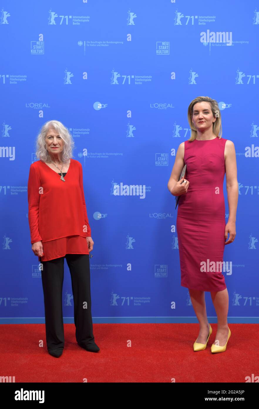 Berlin, Deutschland. Juni 2021. ZUR Eröffnung der Berlinale kommen die US-Strafverteidigerin Nancy Hollander (l.) und die US-Menschenrechtsanwältin Kitty Austin. Die Sommerausgabe des Internationalen Filmfestivals beginnt mit dem Film „The Mauretanian“. Der Film wird im Freiluftkino auf der Museumsinsel gezeigt. Die Berlinale läuft noch bis zum 20. Juni. Quelle: Stefanie Loos/AFP POOL/dpa/Alamy Live News Stockfoto