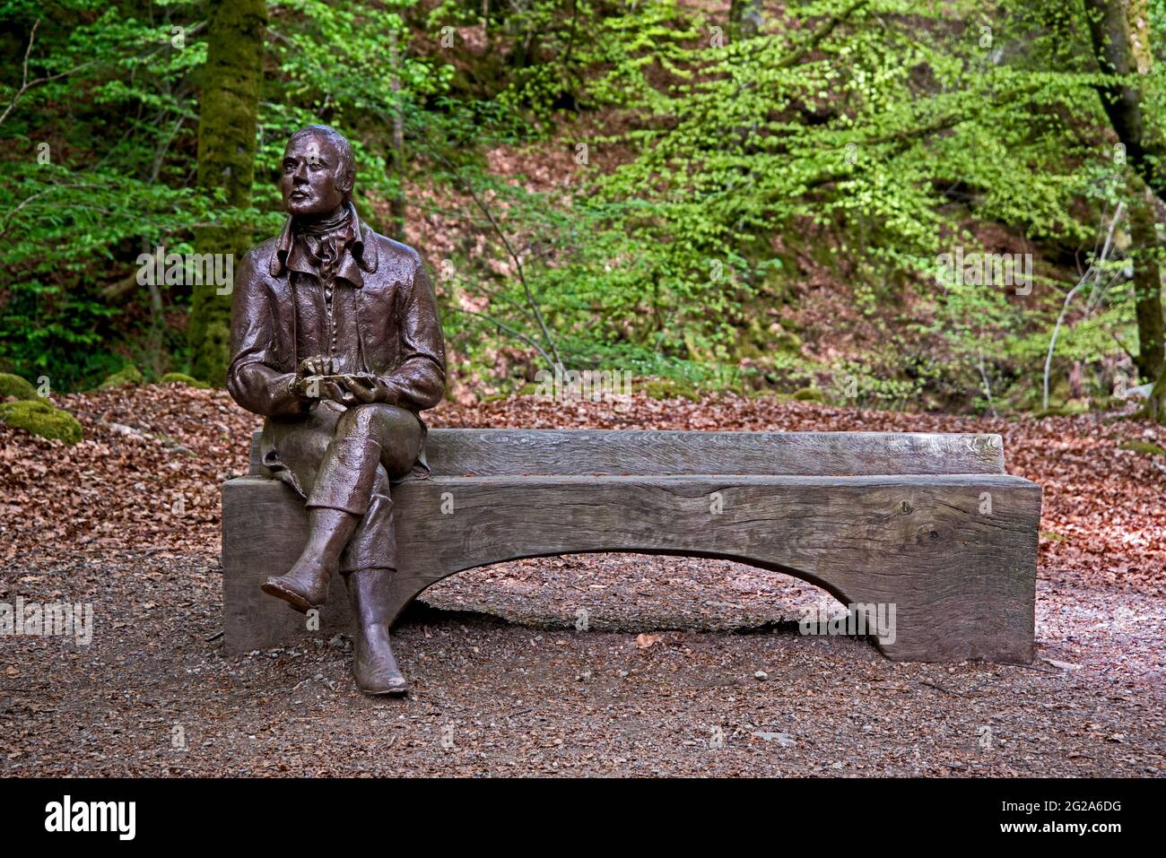 Sitzende Statue des schottischen Dichters Robert Burns bei den Birks of Aberfeldy, Perthshire, Schottland, Großbritannien. Stockfoto