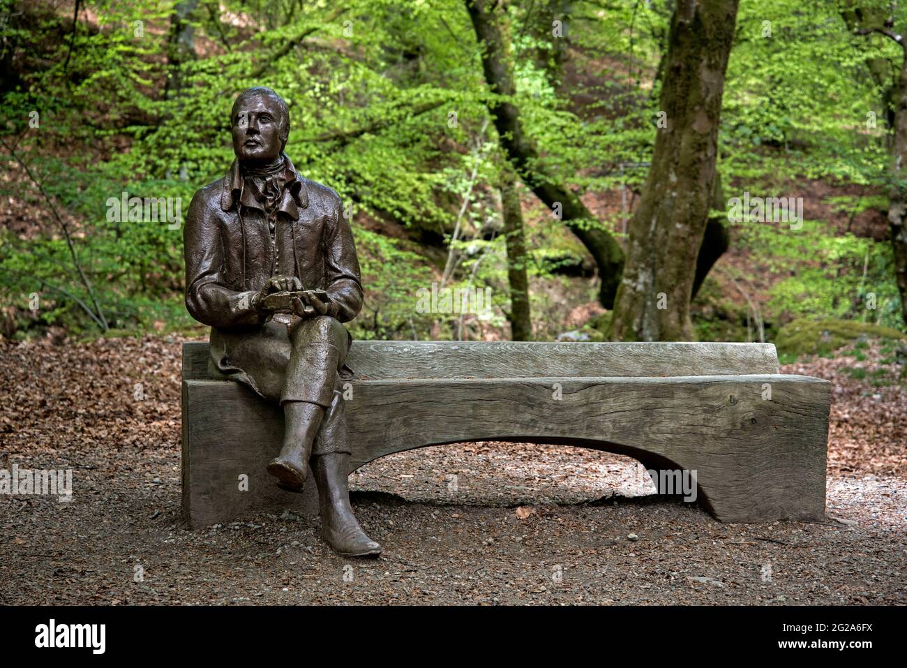 Sitzende Statue des schottischen Dichters Robert Burns bei den Birks of Aberfeldy, Perthshire, Schottland, Großbritannien. Stockfoto