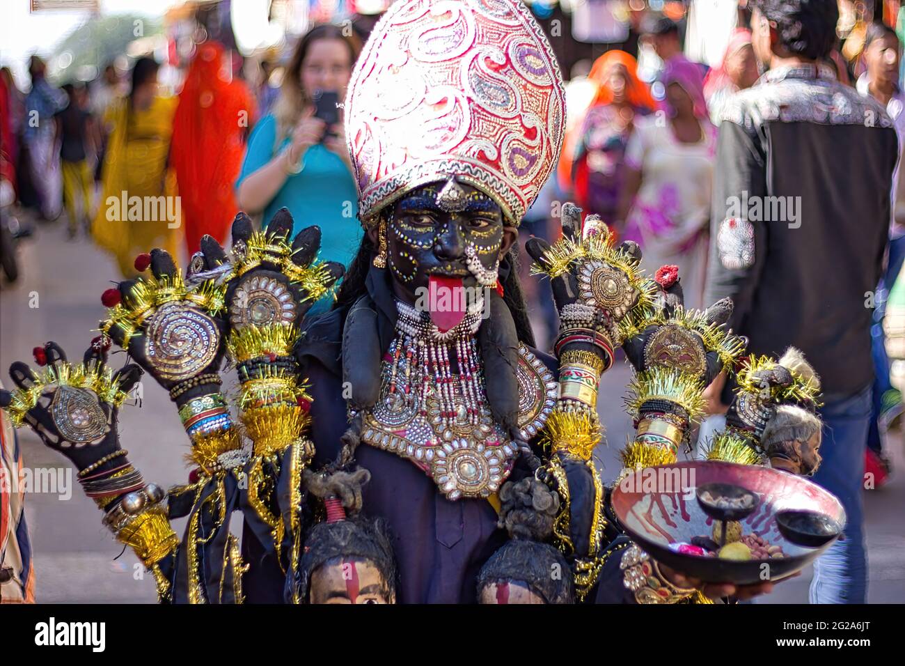 Pushkar, Indien - 10. November 2016: Ein junges Mädchen, das als indische Göttin der Zerstörung verkleidet oder verkleidet ist, heißt maa Kali mit Krone und Multiples Stockfoto