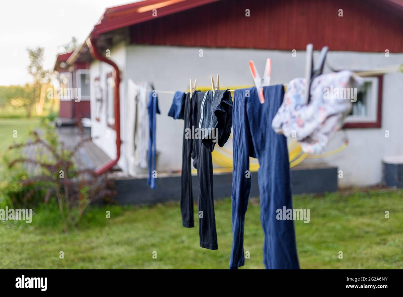 Trocknen von Wäschestücke am Seil auf dem Hinterhof des Landhauses Stockfoto