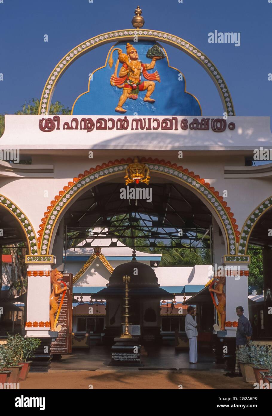 THRISSUR, KERALA, INDIEN - Darstellung des Hindu-gottes Hanuman über dem Torbogen des Tempels. Stockfoto THRISSUR, KERALA, INDIEN - Darstellung des Hindu-gottes Hanuman über dem Torbogen des Tempels. Stockfoto