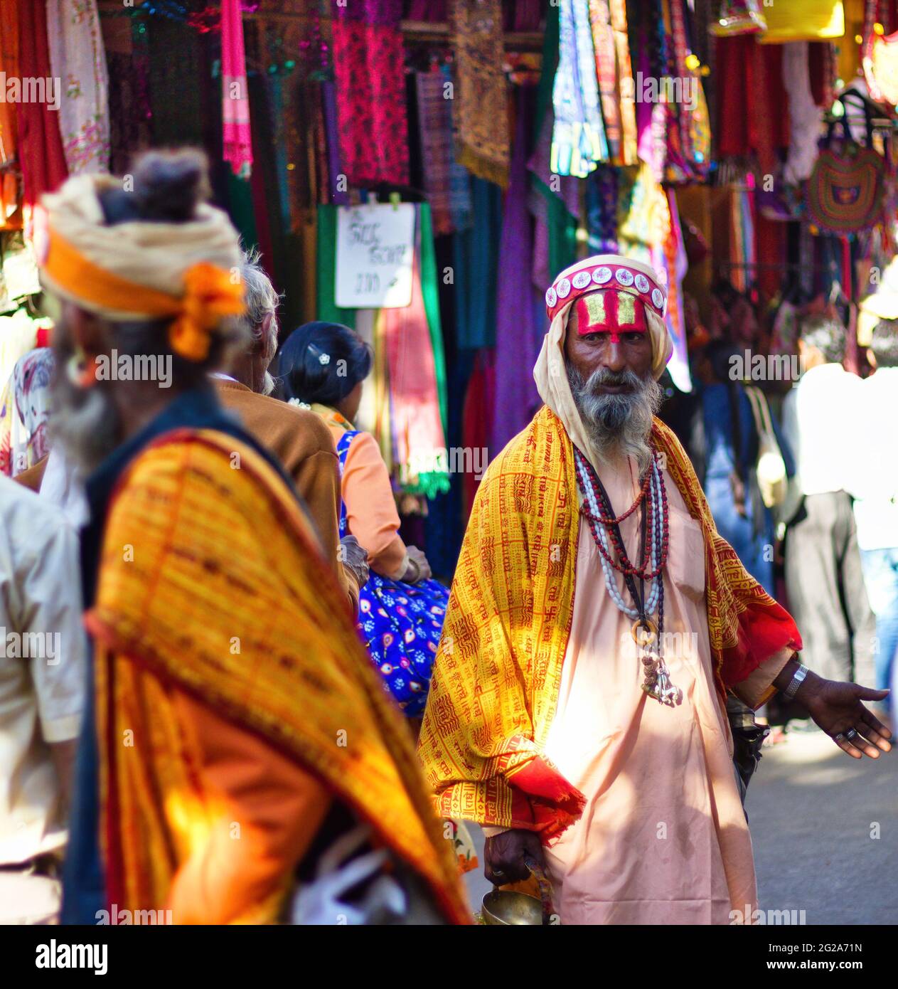 Pushkar, Indien - 10. November 2016: Ein bärtiger alter hindu-Mann mit vishnu Tilak auf der Stirn und orangen ethnischen Abnutzungserscheinungen, der in der berühmten pushkar mela Or spazierengeht Stockfoto