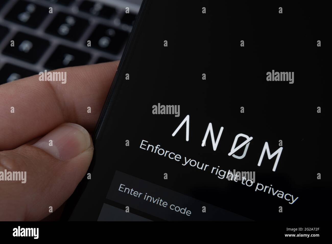 ANOM App-Logo auf dem Smartphone und Laptop auf unscharfem Hintergrund. Verschlüsselte Messaging-App, die in globalen Verbrechernetzwerken verwendet wird. Konzept. Stafford, Vereinigt Euch Stockfoto