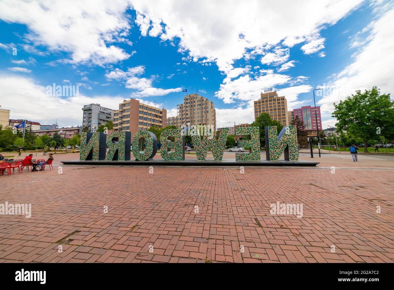 Das neugeborene Denkmal und die Innenstadtgebäude, Pristina (Prishtina), Pristina, Prishtinë, Kosovo, Republik Serbien Stockfoto