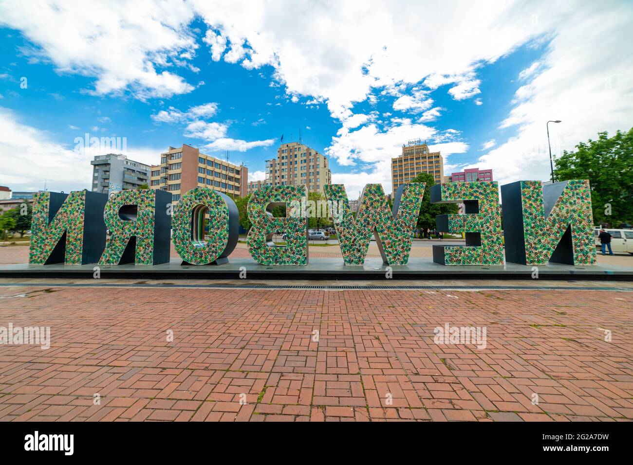 Das neugeborene Denkmal und die Innenstadtgebäude, Pristina (Prishtina), Pristina, Prishtinë, Kosovo, Republik Serbien Stockfoto