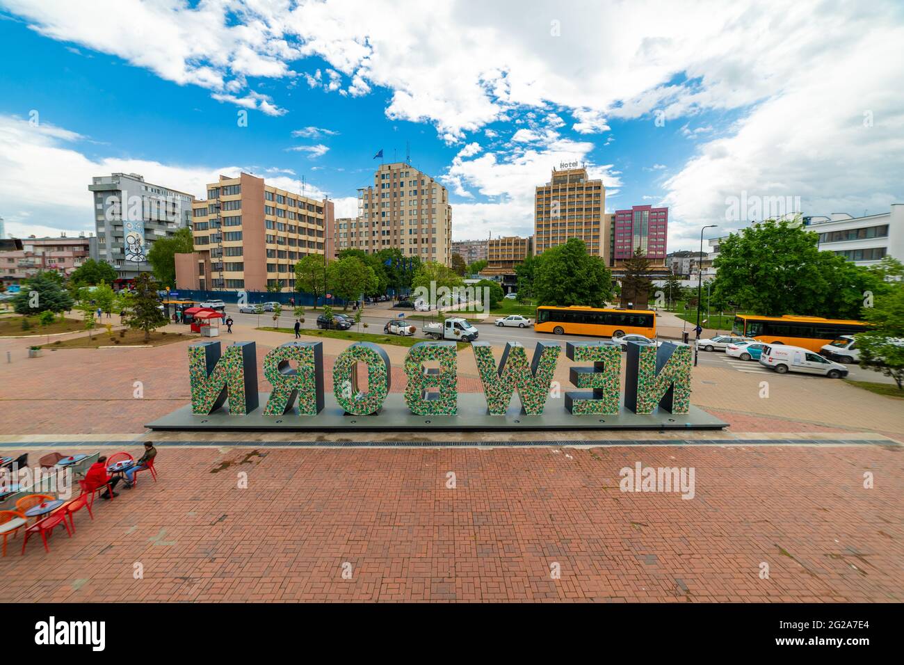 Das neugeborene Denkmal und die Innenstadtgebäude, Pristina (Prishtina), Pristina, Prishtinë, Kosovo, Republik Serbien Stockfoto