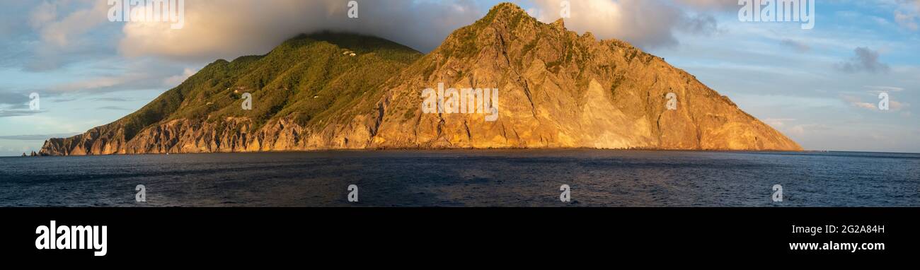 Die niederländische karibische Vulkaninsel Saba im Abendlicht Stockfoto