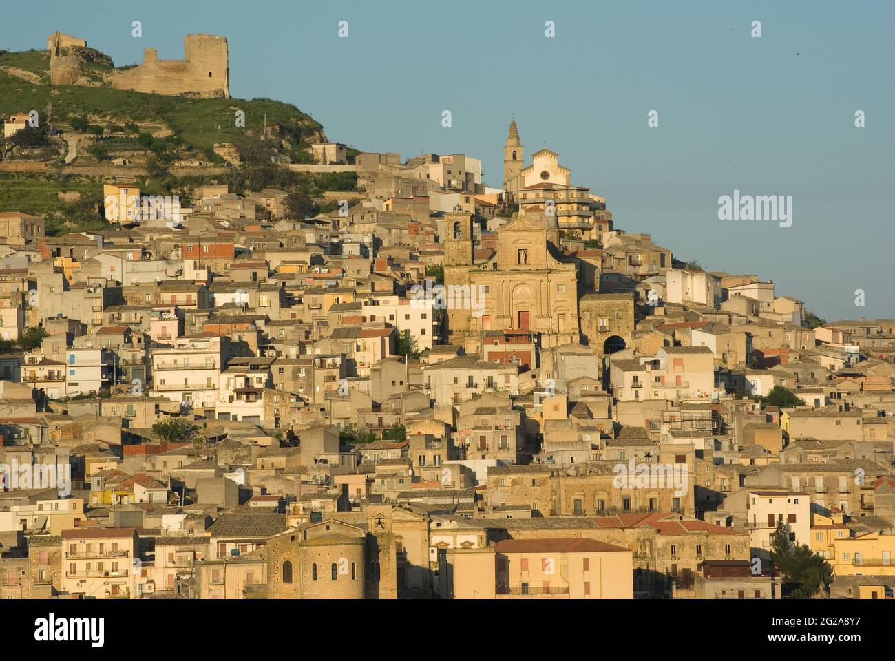 Blick auf die Häuser und die Kirchen auf dem Hügel, auf dem die Stadt Agira in Italien steht Stockfoto