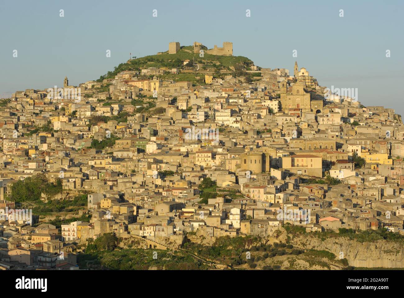 Blick auf die Häuser und die Kirchen auf dem Hügel, auf dem sich das Dorf Agira in Sizilien befindet Stockfoto