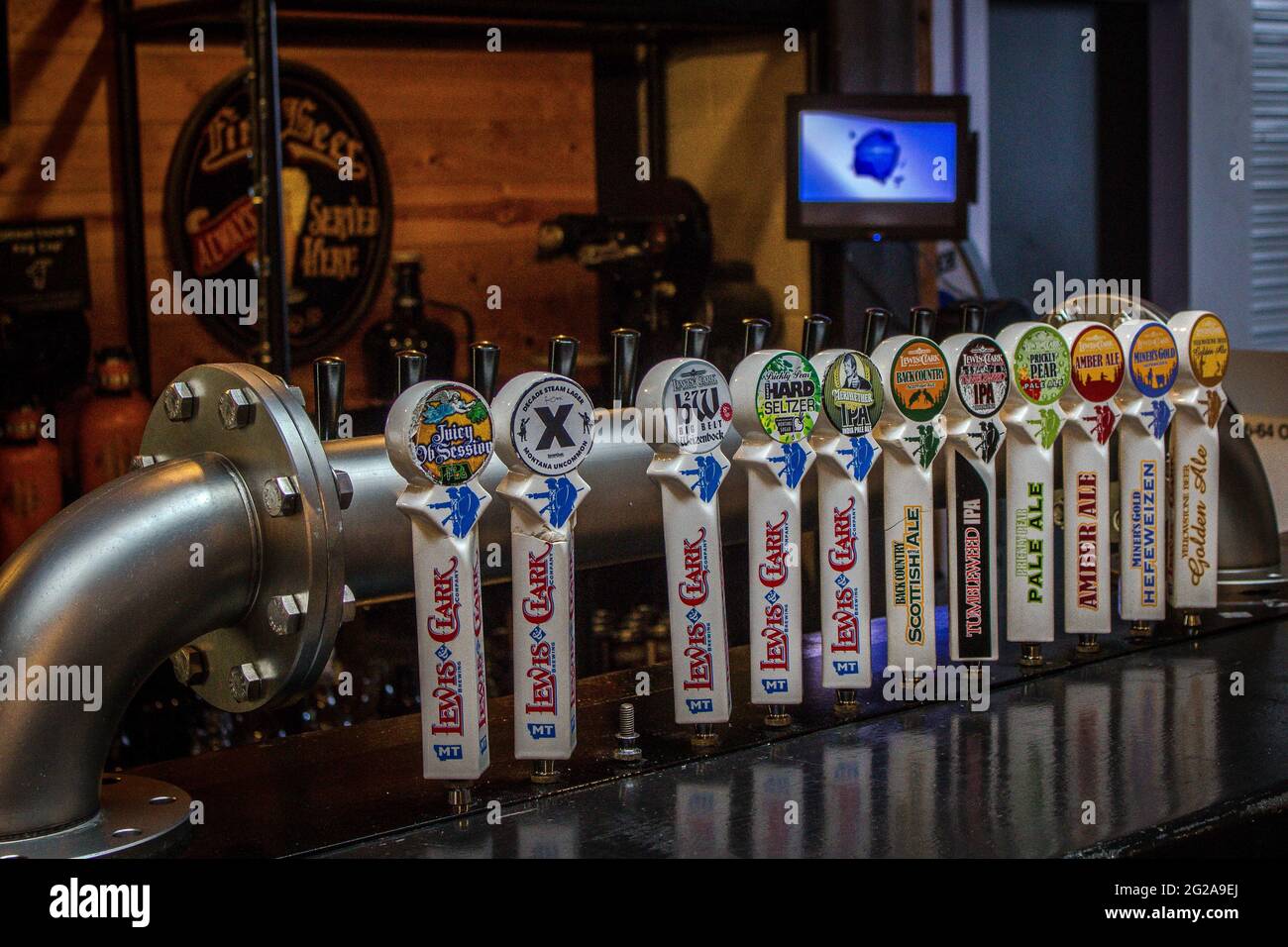 Bierzapfen bei Lewis and Clark Brewing Company in Helena, Montana Stockfoto