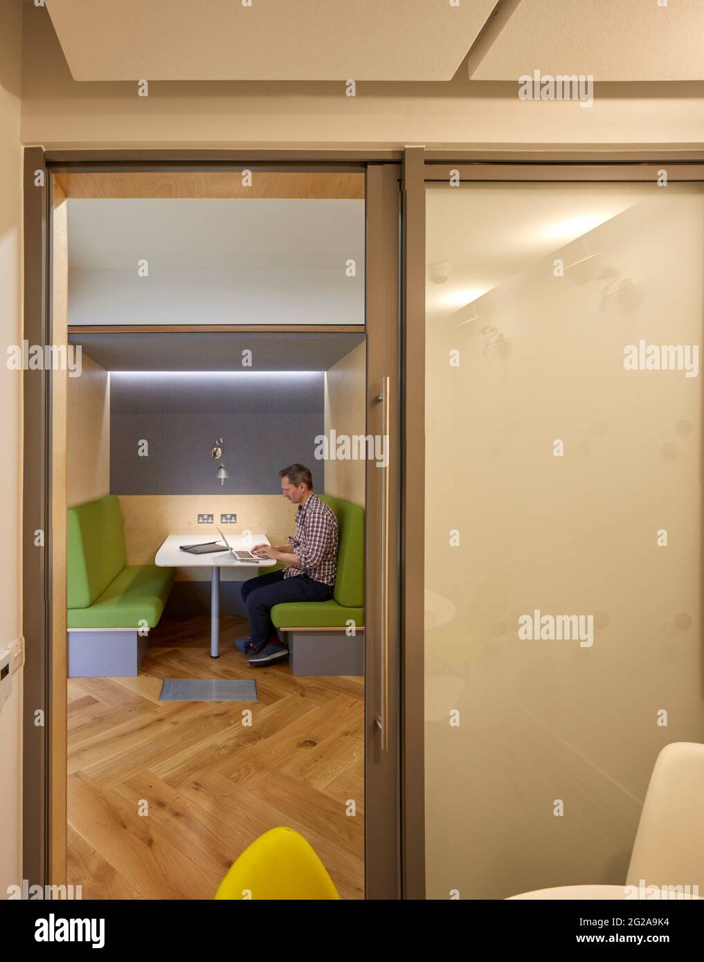 Büroausstattung. Büros von Pan Macmillan, London, Großbritannien. Architekt: Neat Studio, 2019. Stockfoto