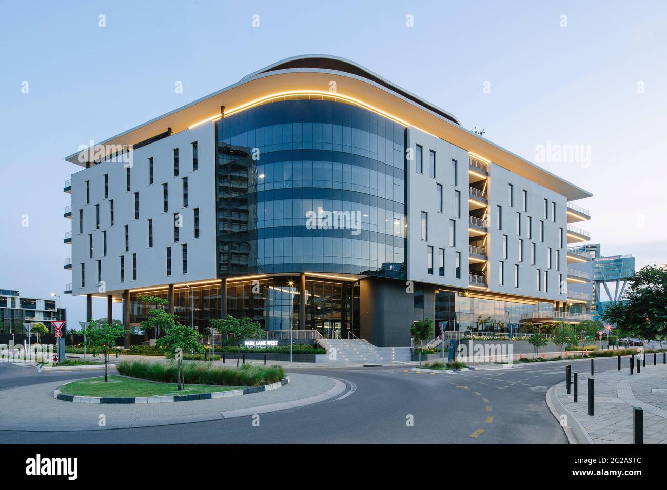 Nord- und Westfassaden einschließlich der gebogenen Fassade aus Sicht von Nord-West. Park Lane West, Pretoria, Südafrika. Architekt: Boogertman + Partne Stockfoto