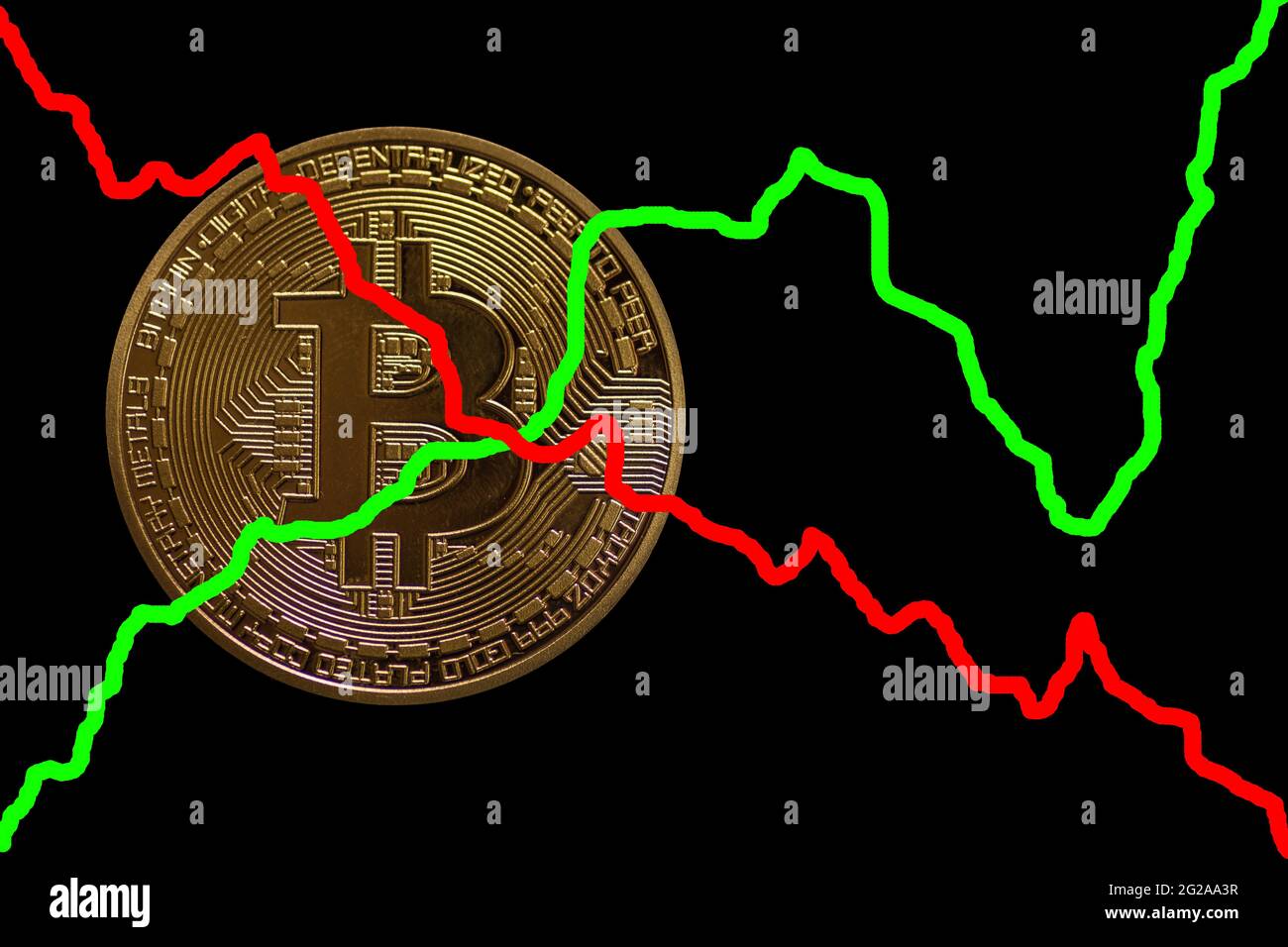 Wertvolle goldene Bitcoin auf dunkelschwarzem Hintergrund rot und grün fallen oder steigen Charts Stockfoto