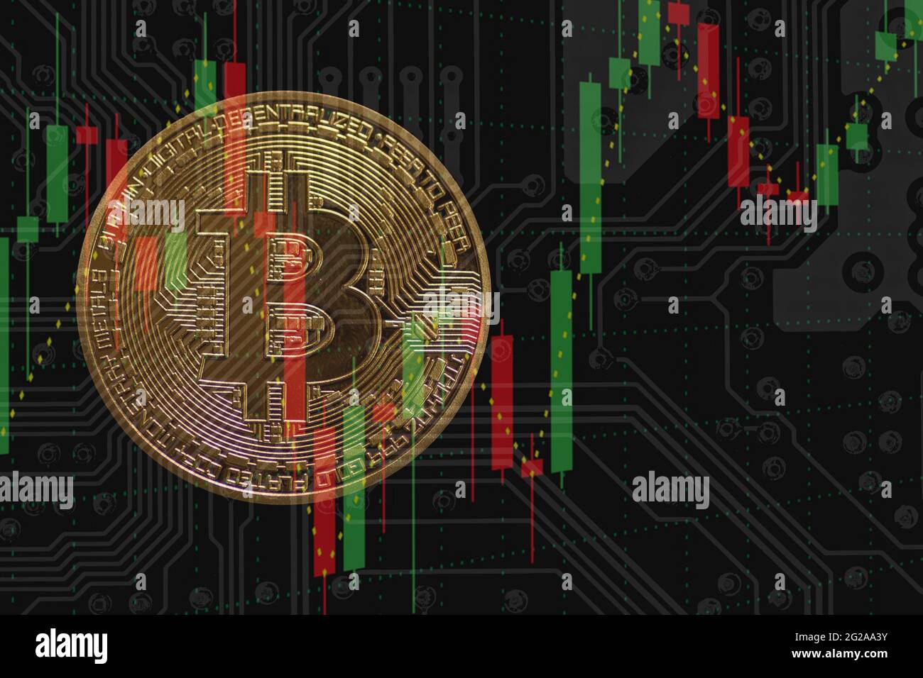Eine wertvolle goldene Bitcoin mit einem Diagramm und einem dunklen elektrischen Schaltplan Stockfoto