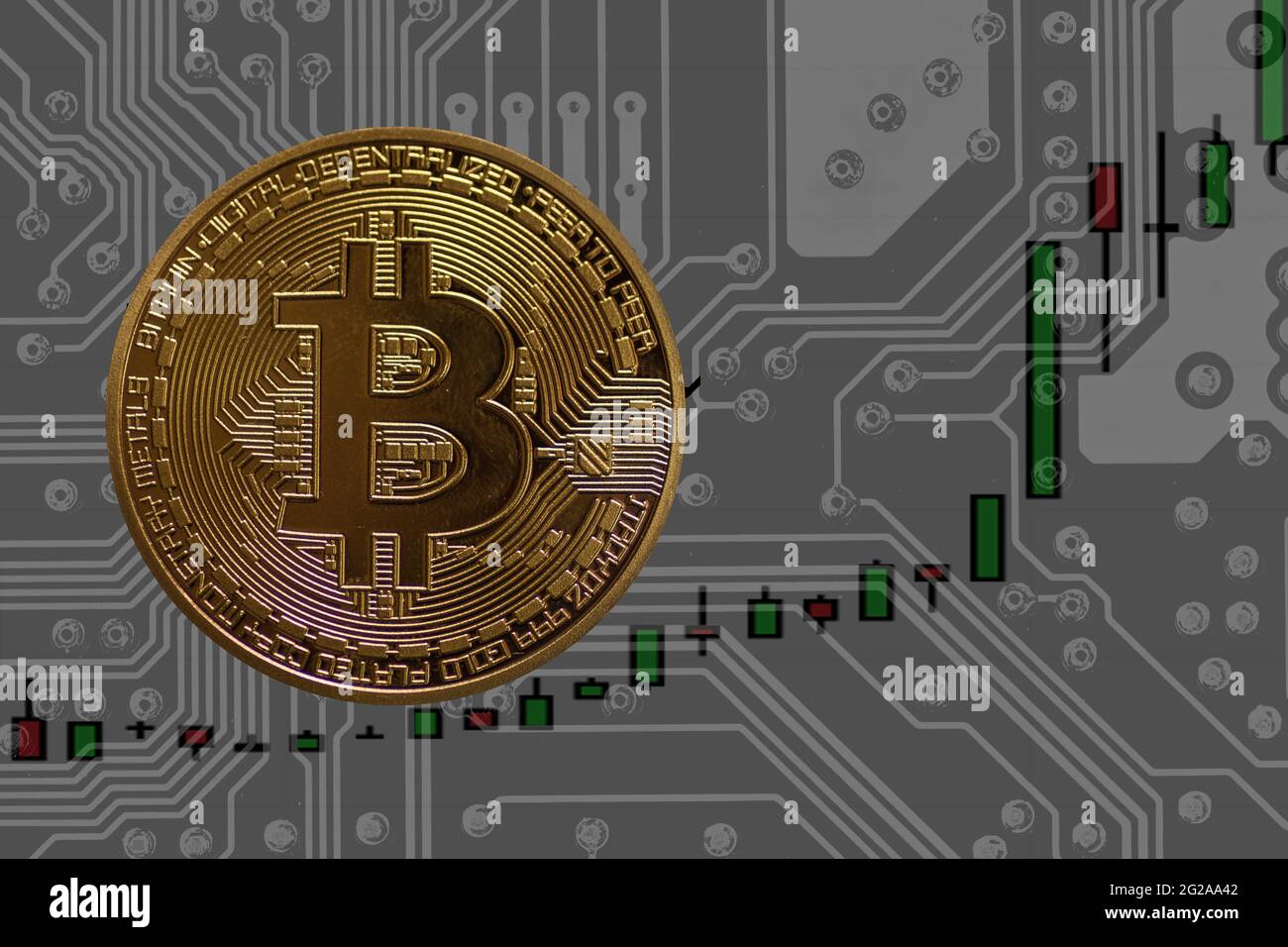 Eine wertvolle goldene Bitcoin-Karte und ein grauer elektrischer Schaltplan Stockfoto
