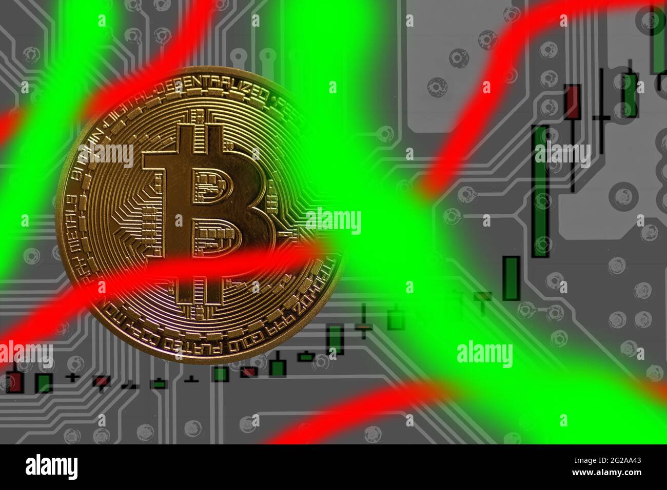 Eine wertvolle goldene Bitcoin-Karte und ein elektrischer Schaltplan und rot-grüne Streifen Stockfoto