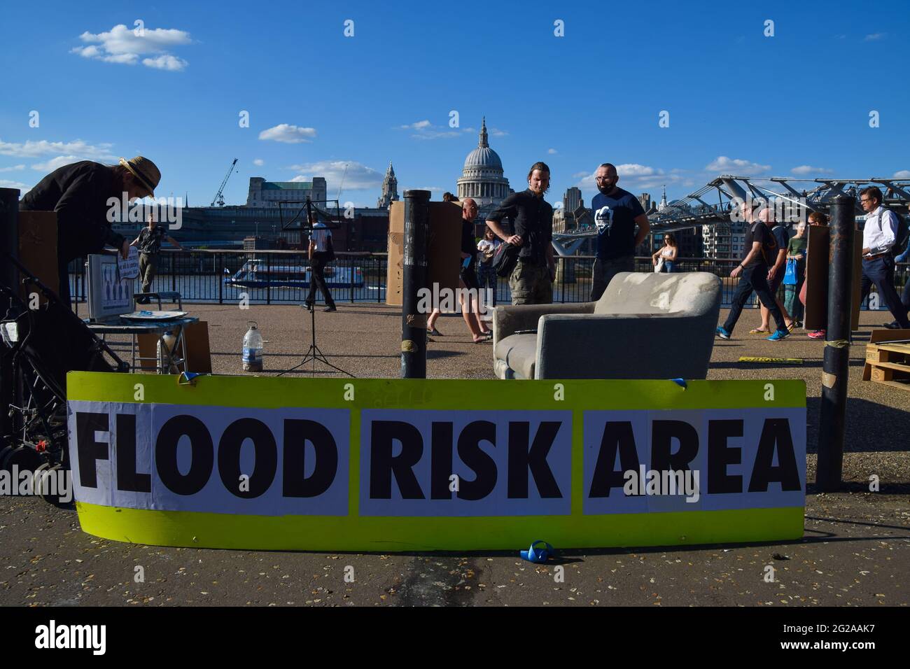 London, Großbritannien. Juni 2021. Plakat zum Hochwasserrisiko während des G7-Protests.Aktivisten des Extinction Rebellion versammelten sich vor der Tate Modern im Rahmen der umfassenderen G7-Klimaproteste und um das Bewusstsein für den Anstieg des Meeresspiegels und Überschwemmungen aufgrund der globalen Erwärmung zu schärfen. Kredit: SOPA Images Limited/Alamy Live Nachrichten Stockfoto