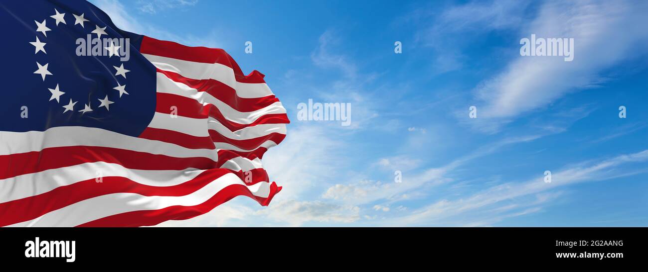 Flagge der Vereinigten Staaten, 13 kreisförmige Sterne, Betsy Ross Flagge bei bewölktem Himmel Hintergrund bei Sonnenuntergang. Patriotisches Konzept über den Staat. Tag markieren. 3d-Illustration. Stockfoto