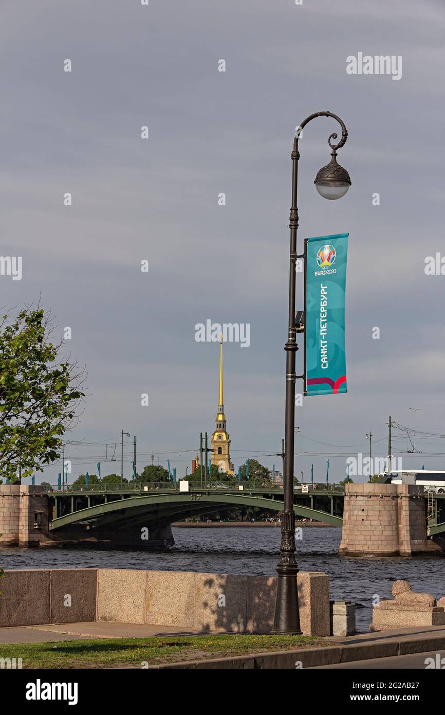 Russland, St.Petersburg, 09. Juni 2021:die Ansicht der offiziellen Info-Zeichen der fußball-Europameisterschaft UEFA, Euro 2020 - 2021, die Peter und Paul Festung Stockfoto