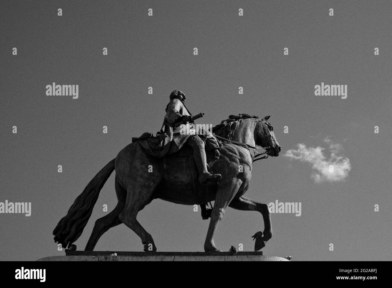 Die Reiterstatue von König Carlos III (Karl III) an der Puerta del Sol in Madrid. Eine Wolke ruft an einem kalten Tag Dampf hervor. Stockfoto