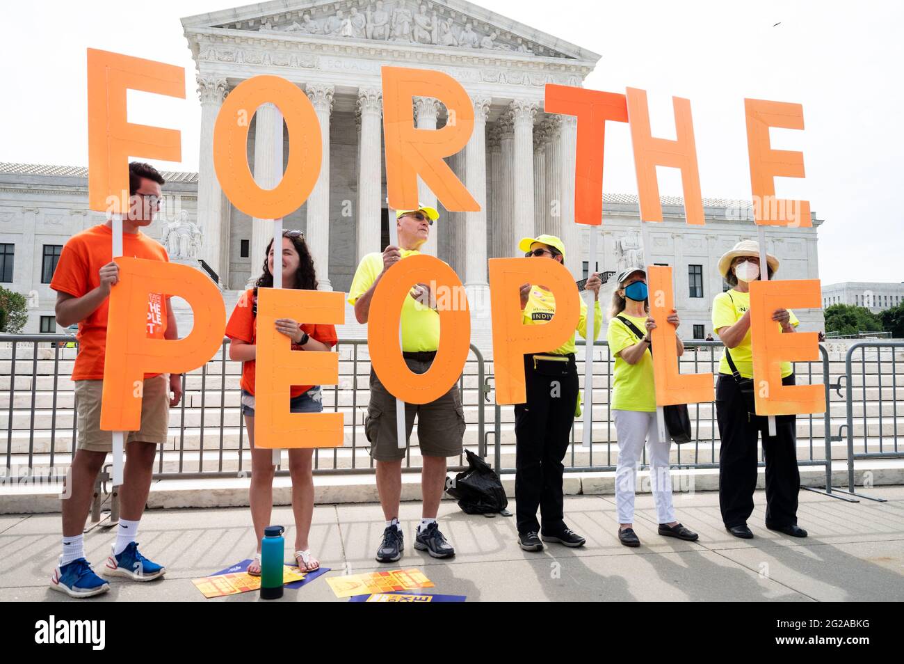 Die Menschen halten große Briefe, die für die Menschen während einer Kundgebung am Obersten Gerichtshof für die Passage von S.1, für das People Act, sagen. Stockfoto