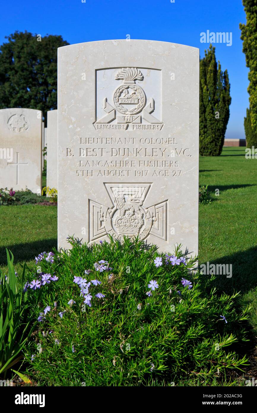 Grab des englischen VC-Empfängers Oberstleutnant Bertram Best-Dunkley (1890-1917) auf dem Mendinghem Militärfriedhof in Poperinge, Belgien Stockfoto